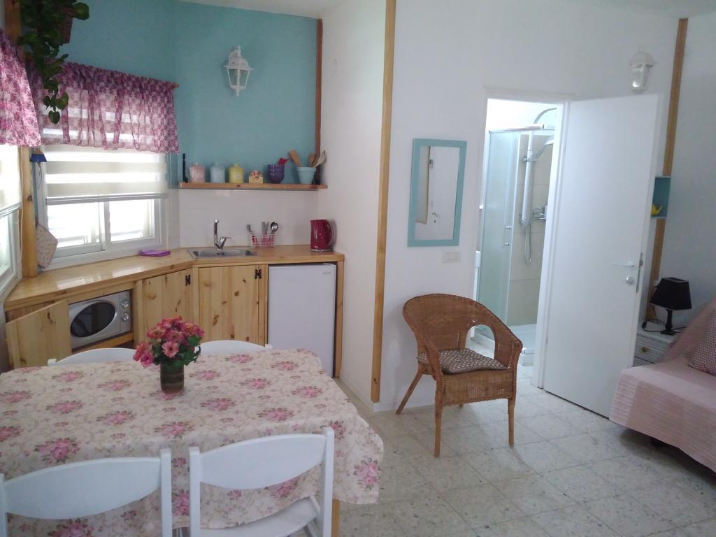 Jordan Valley One Room Apartment Menaẖemya Eksteriør bilde