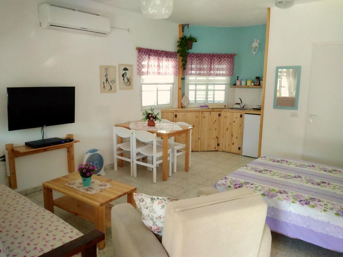 Jordan Valley One Room Apartment Menaẖemya Eksteriør bilde